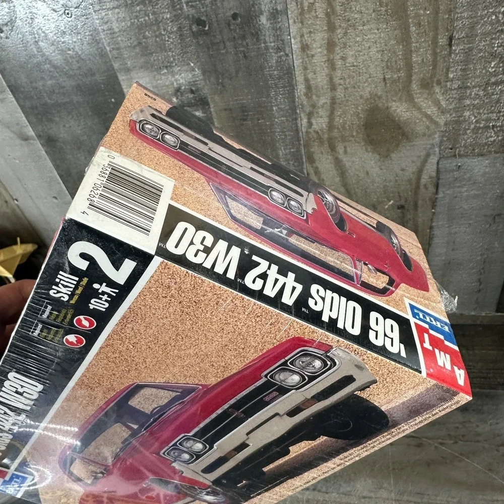 AMT Ertl 1/25 Scale '66 Olds 442 W30 Plastic Model Kit Sealed